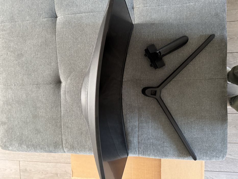 Monitor Samsung Odyssey 27' , zbity