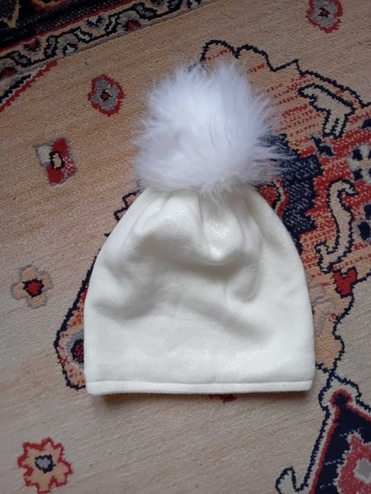 bardzo ciepła  czapeczka na spodzie  z pomponem , nieużywana