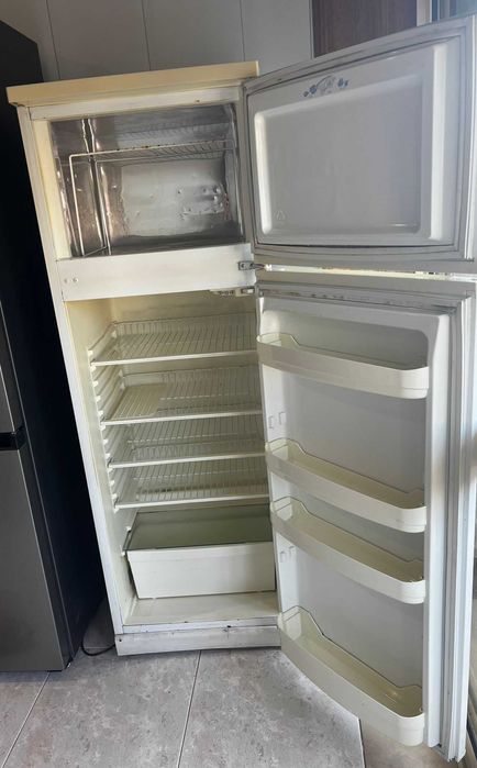 Venda de camas, colchões, mesa de escritório e cadeiras usadas