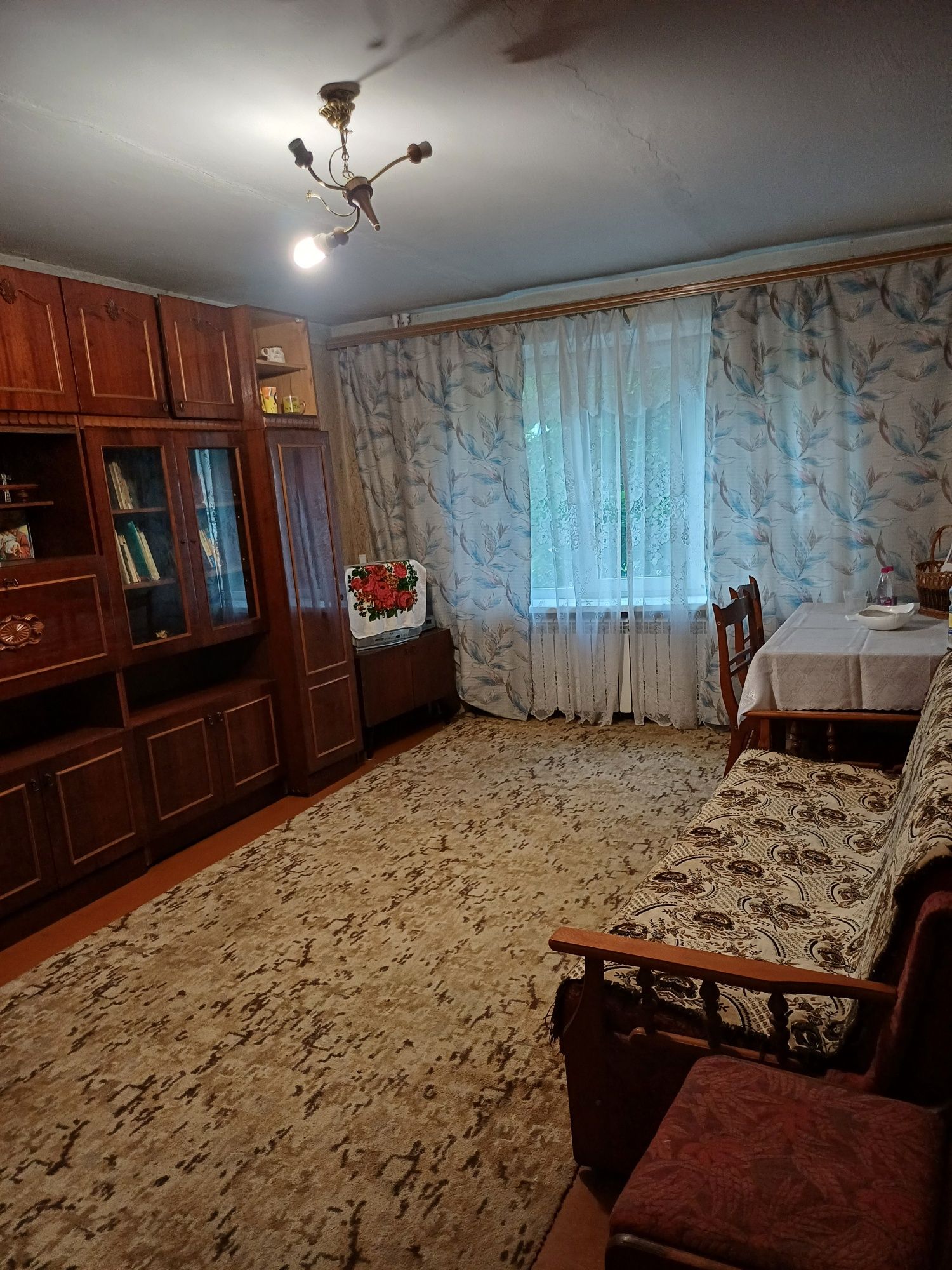 М.Новоселиця. Продається 2-кімнатна квартира на першому поверсі.