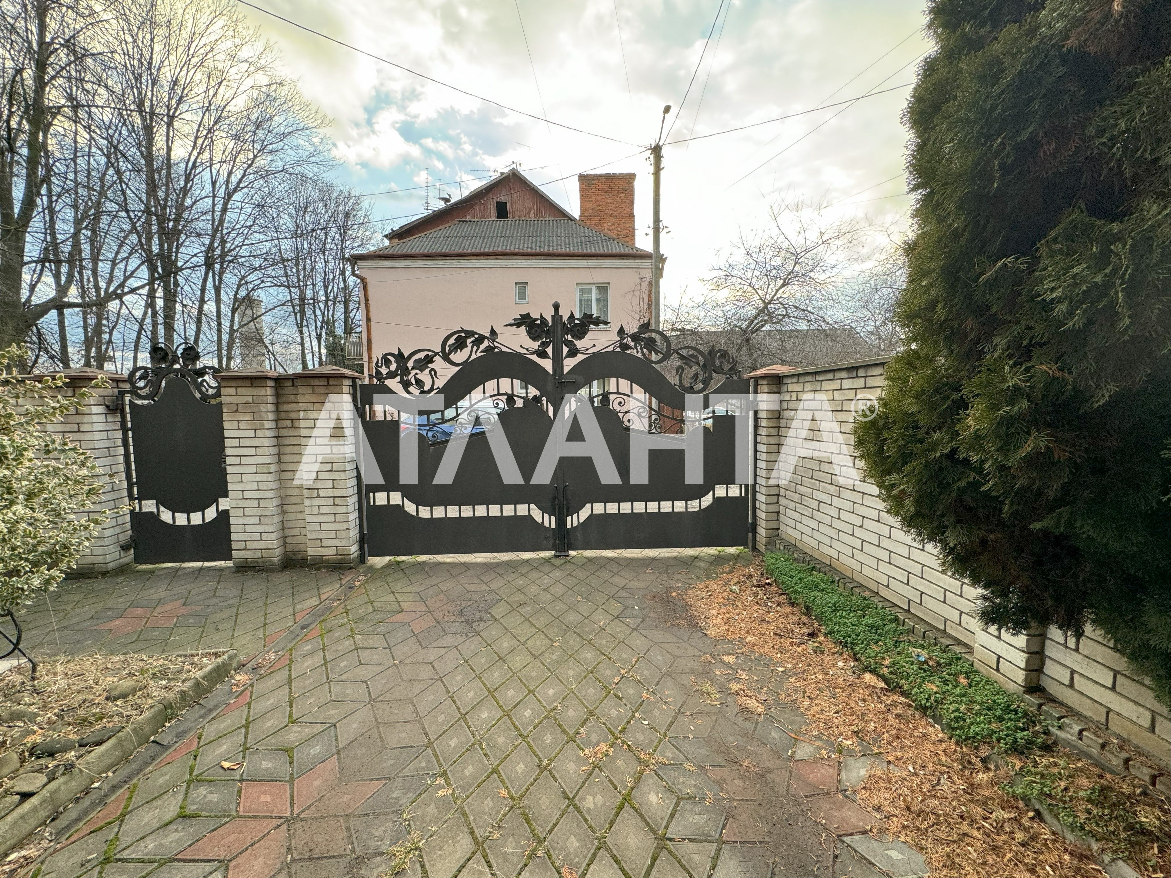Будинок 4 кімн, кварт.типу, є двір, сауна, гараж, зона відпочинку