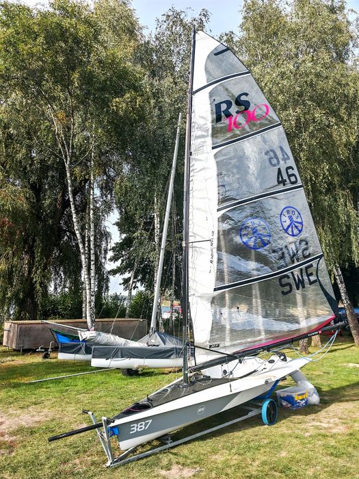 RS100, żaglówka, skiff- 2 kpl żagli, (wózek slipowy, przyczepa - opcja