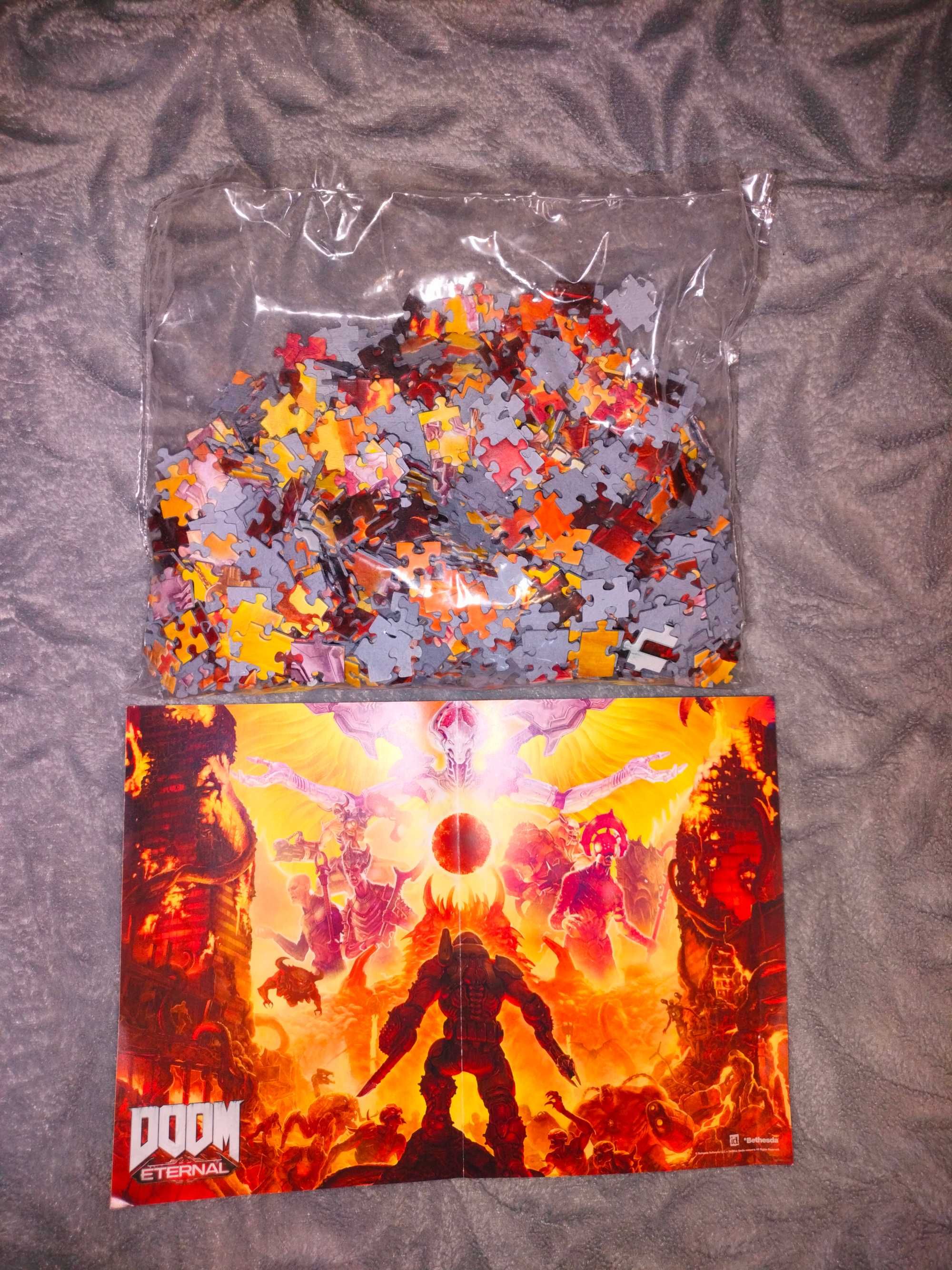 Puzzle wraz z plakatem z gry Doom Eternal Maykr.