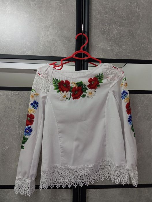 Продам Вишиванку з бісеру в ідеальному стані.На вік 6-8 років. Ціна 70