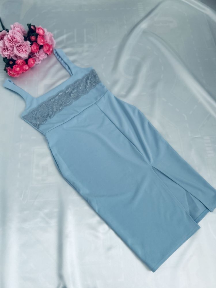 Niebieska sukienka z rozporkiem z przodu rozmiar 40 Nasty Gal