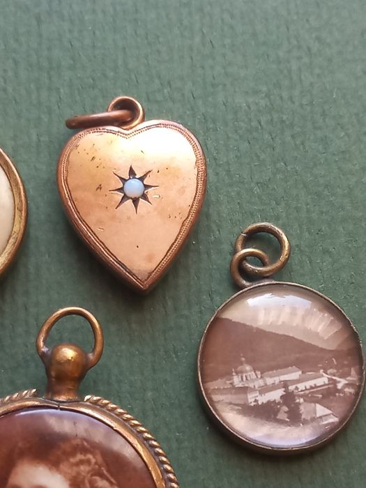 Zestaw starej biżuterii- wisiorki (zawieszki) - zdjęcia