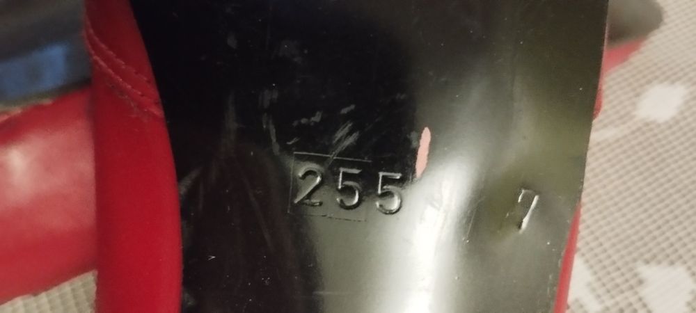 Продам шкіряні туфлі розміром 25.5