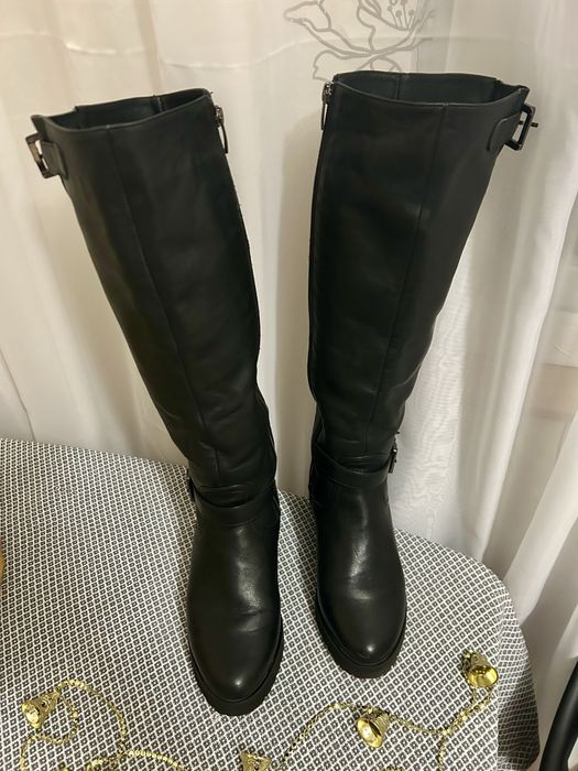 Актуальні високі шкіряні сапожки