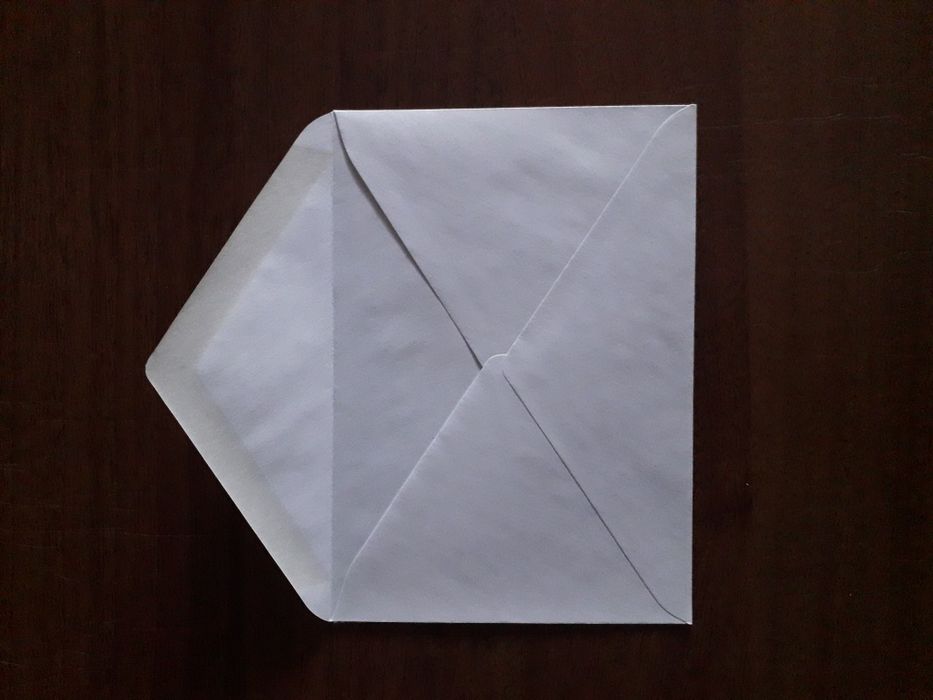 Конверт поштовий білий.