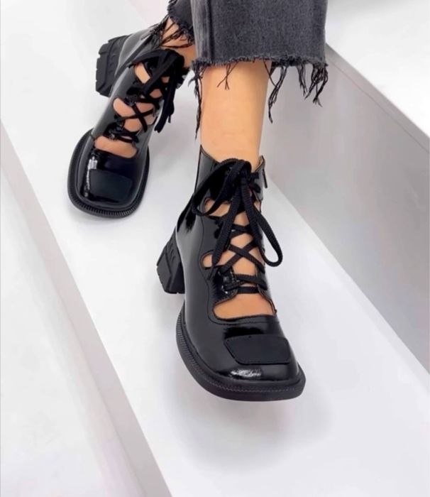 Стильні черевики на шнурівці. Натуральна лакова шкіра.