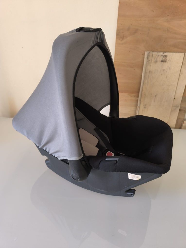 Cama de criança. Carrinho com bebe coco
