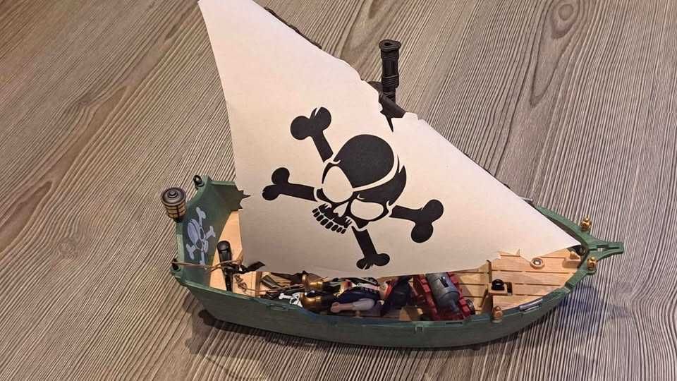 Navio Piratas com motor Playmobil