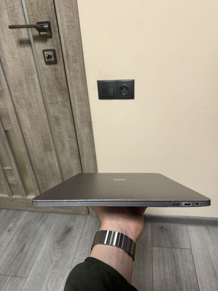 Macbook pro 15 2018 core i9 32/512gb amd pro 560x 4gb