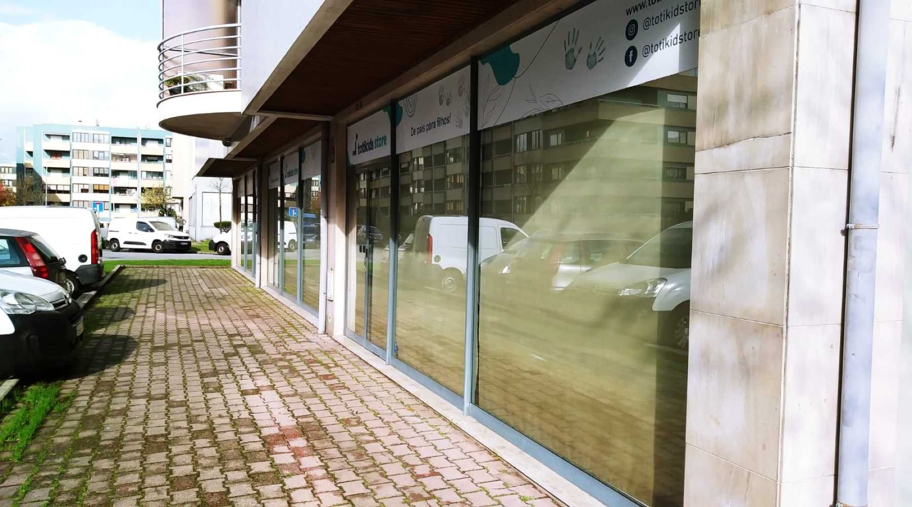 Loja com 250m2 e 3 frentes próximo do centro. Localização Premium.
