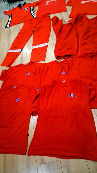 Koszulki Ratownictwa i spodnie i bluza używane do nagrań filmowych lub