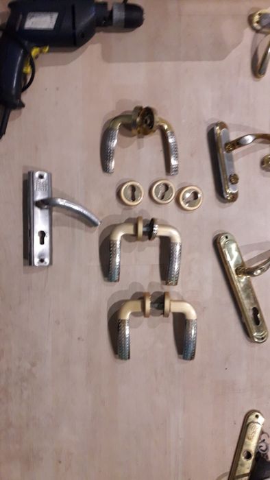 Продам дверные ручки из латуни,а также двери с замками .