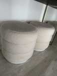 Puffs brancos redondos