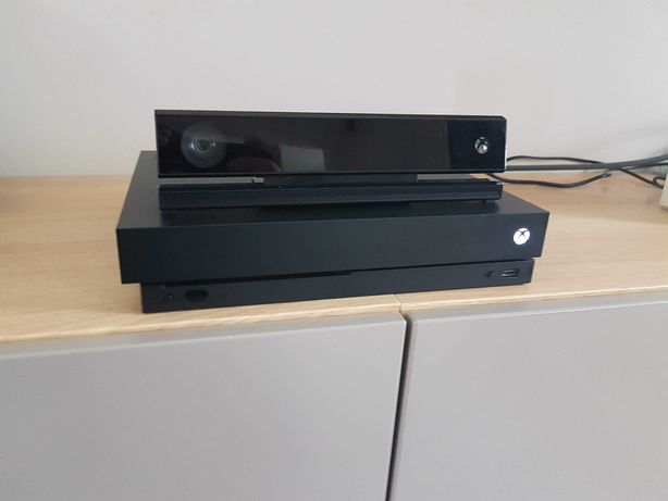Xbox One X + 2 pady + Kinect + Fifa 19
