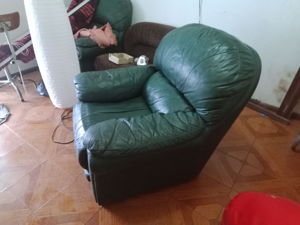 Cadeirão em pele em bom estado