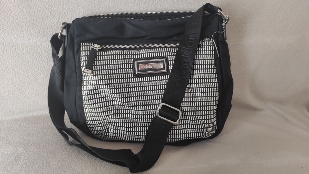Calvin Klein torebka listonoszka czarna pojemna