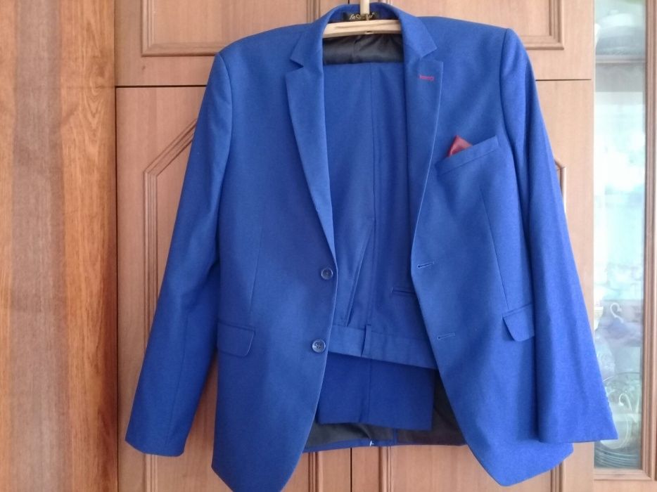 Костюм синього кольору