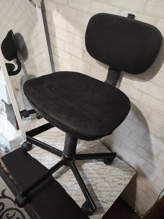 Стул компьютерный, вращающийся, на колесиках.