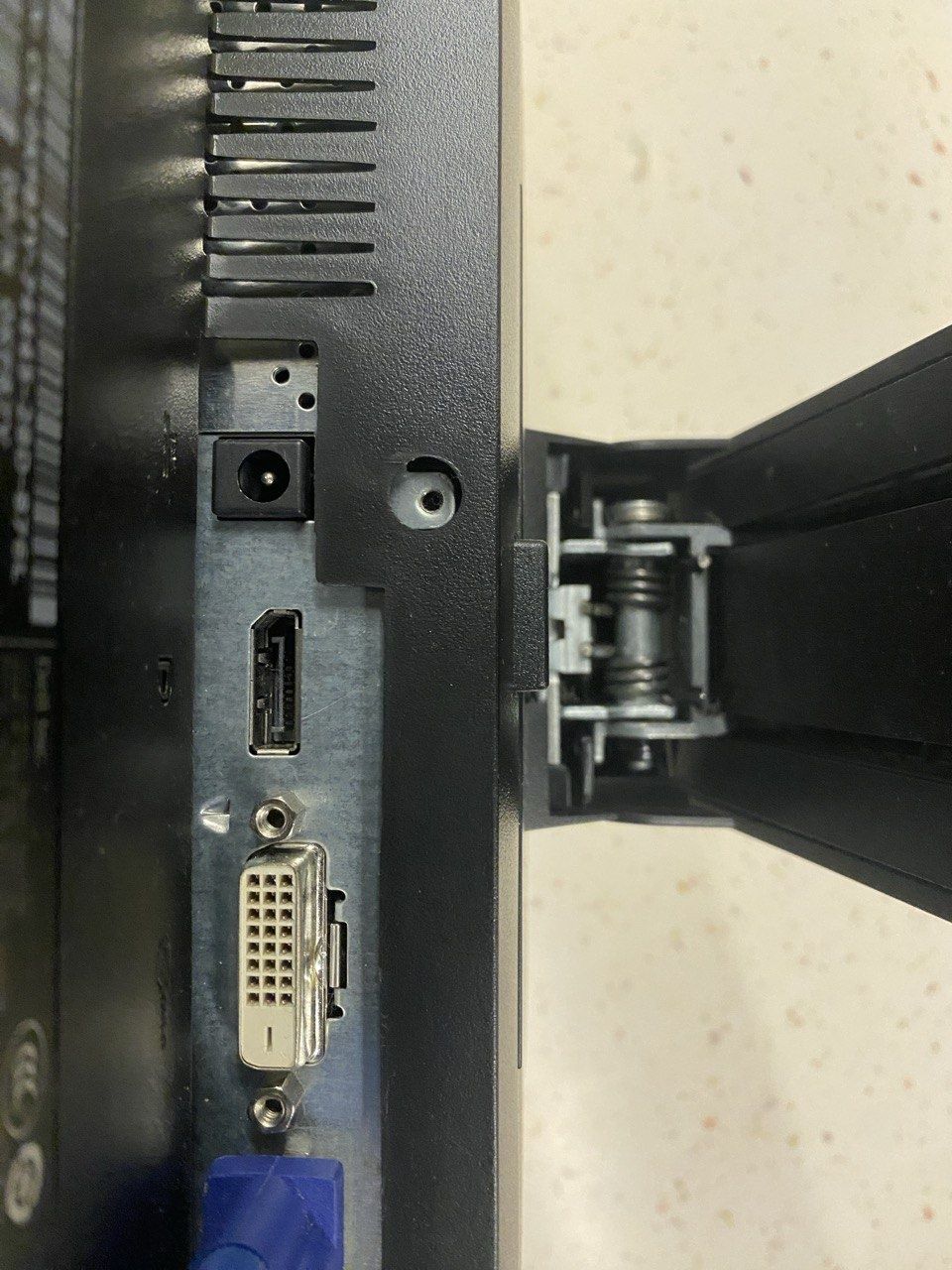 Монітор DELL 61см діагональ