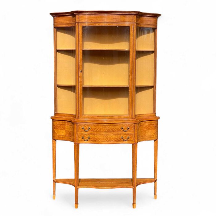 Jasna serwantka z szufladami w stylu Hepplewhite, intarsje