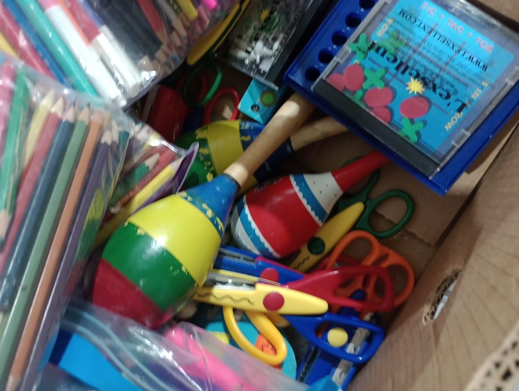 Wielki karton artykuły szkolne