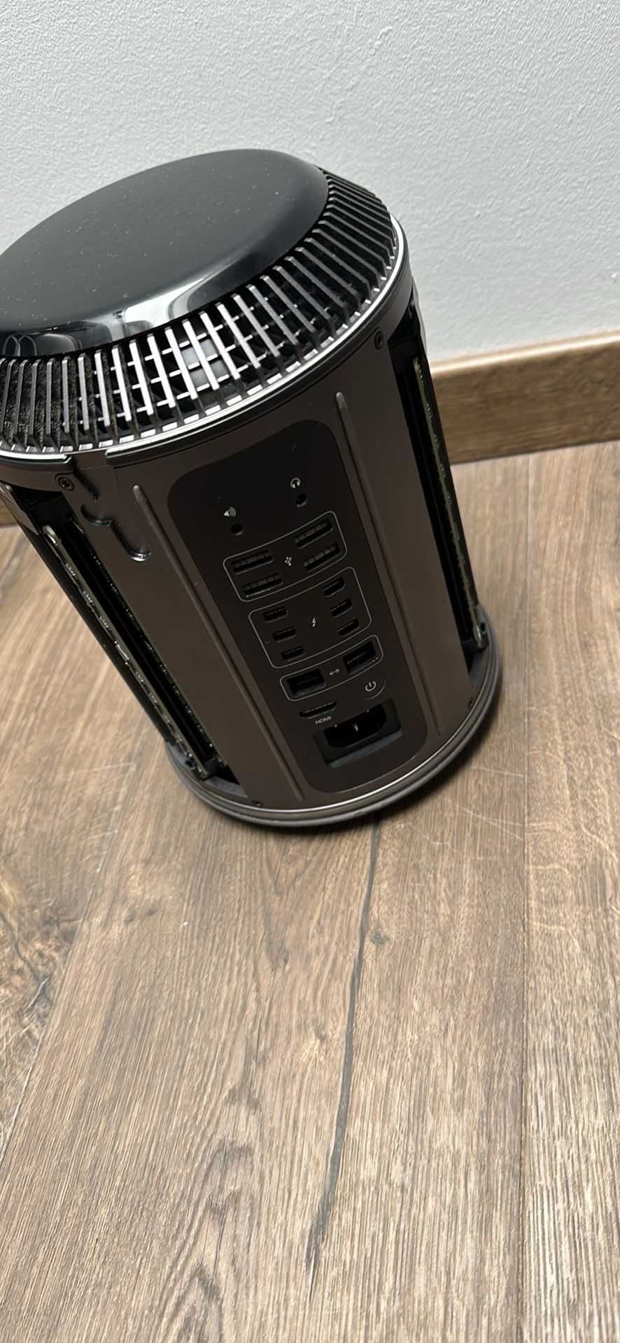 Apple Mac Pro A1481 - Xeon E5 3.5GHz 6 Core 32GB RAM, 512GB SSD