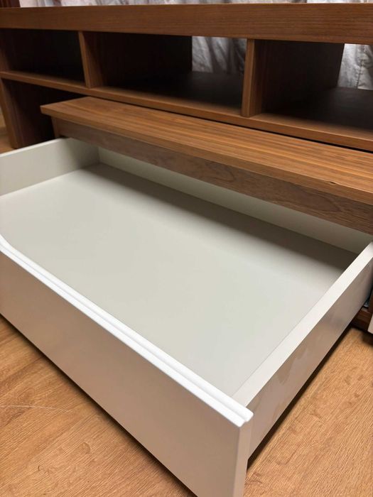 Móvel TV em MDF folha de nogueira com prateleira suspensa