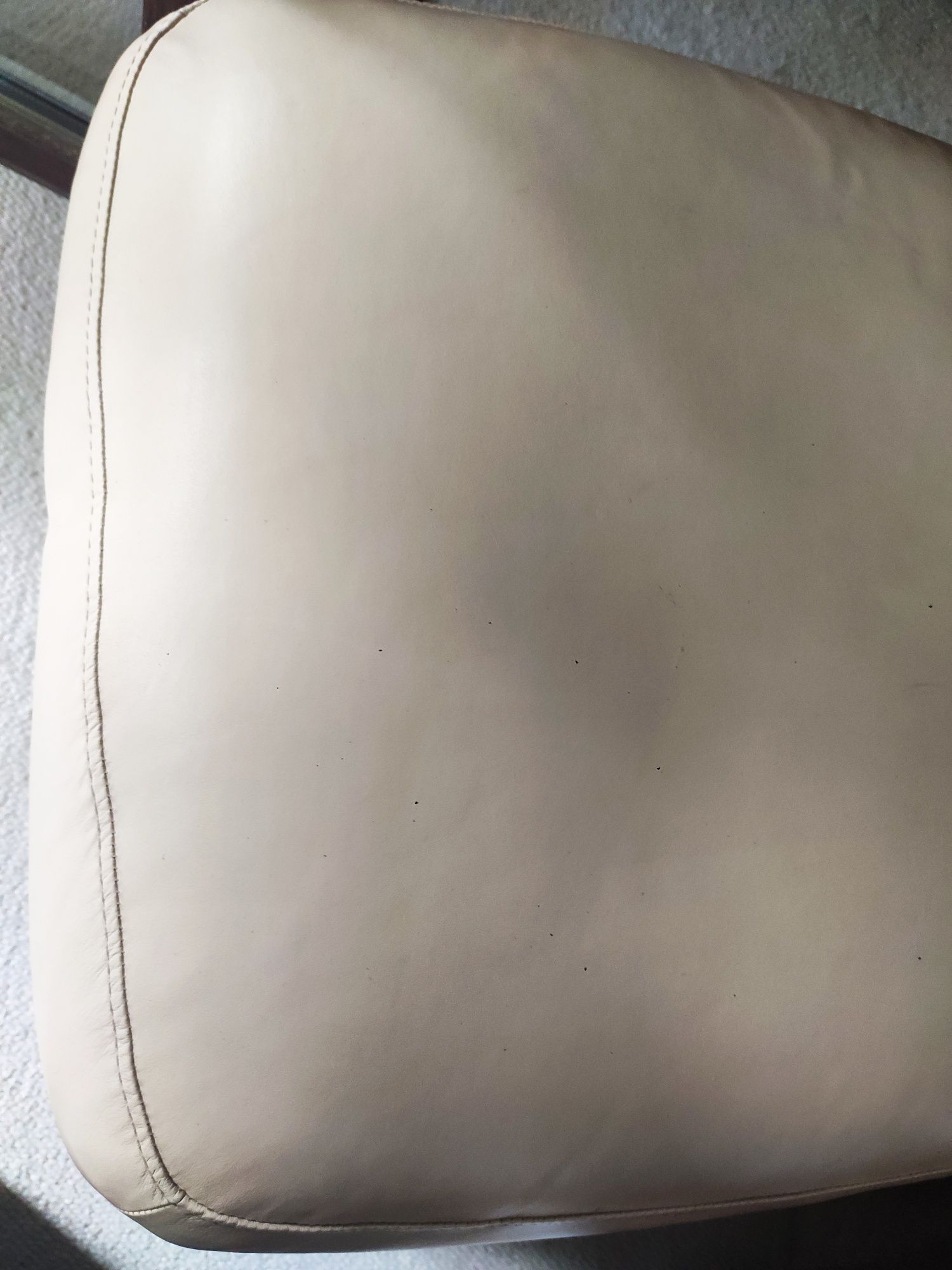 Hocker puf Kenya, skóra, kolor kość słoniowa (dostępne 4 sztuki)