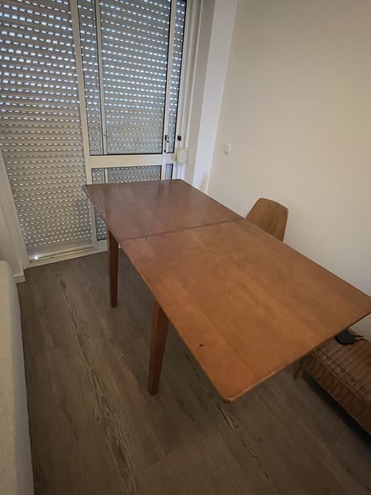 Mesa de jantar de madeira maciça