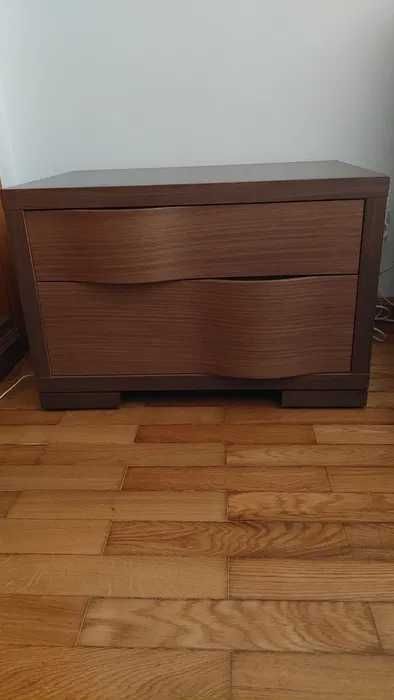 Mesa de cabeceira com gavetas