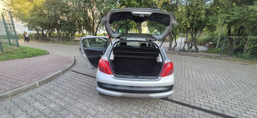 Peugeot 207 1.4 benzyna 75 kM-pelen serwis.