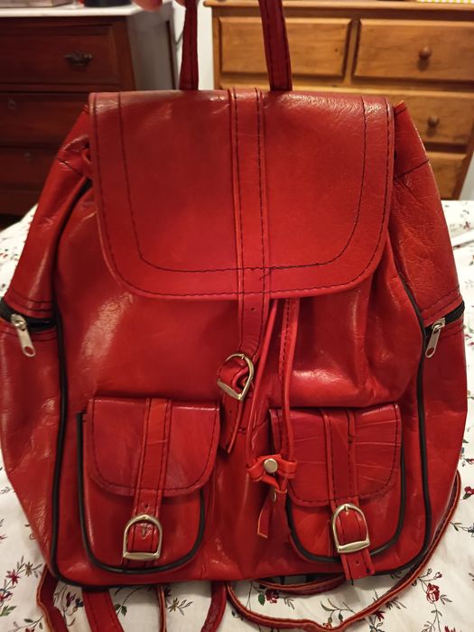 Mochila de pele vermelha