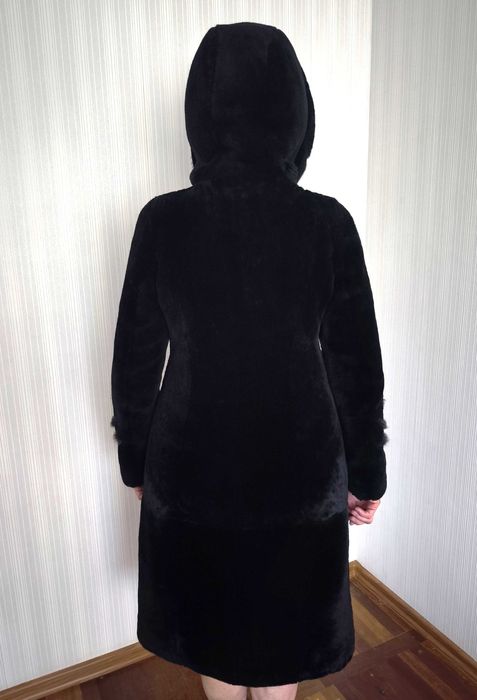 Продам мутоновую шубу с капюшоном Леди Шарм 46 размера