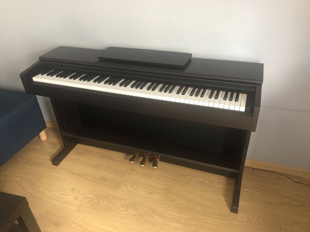 Nowe pianino elektryczne yamaha + nuty