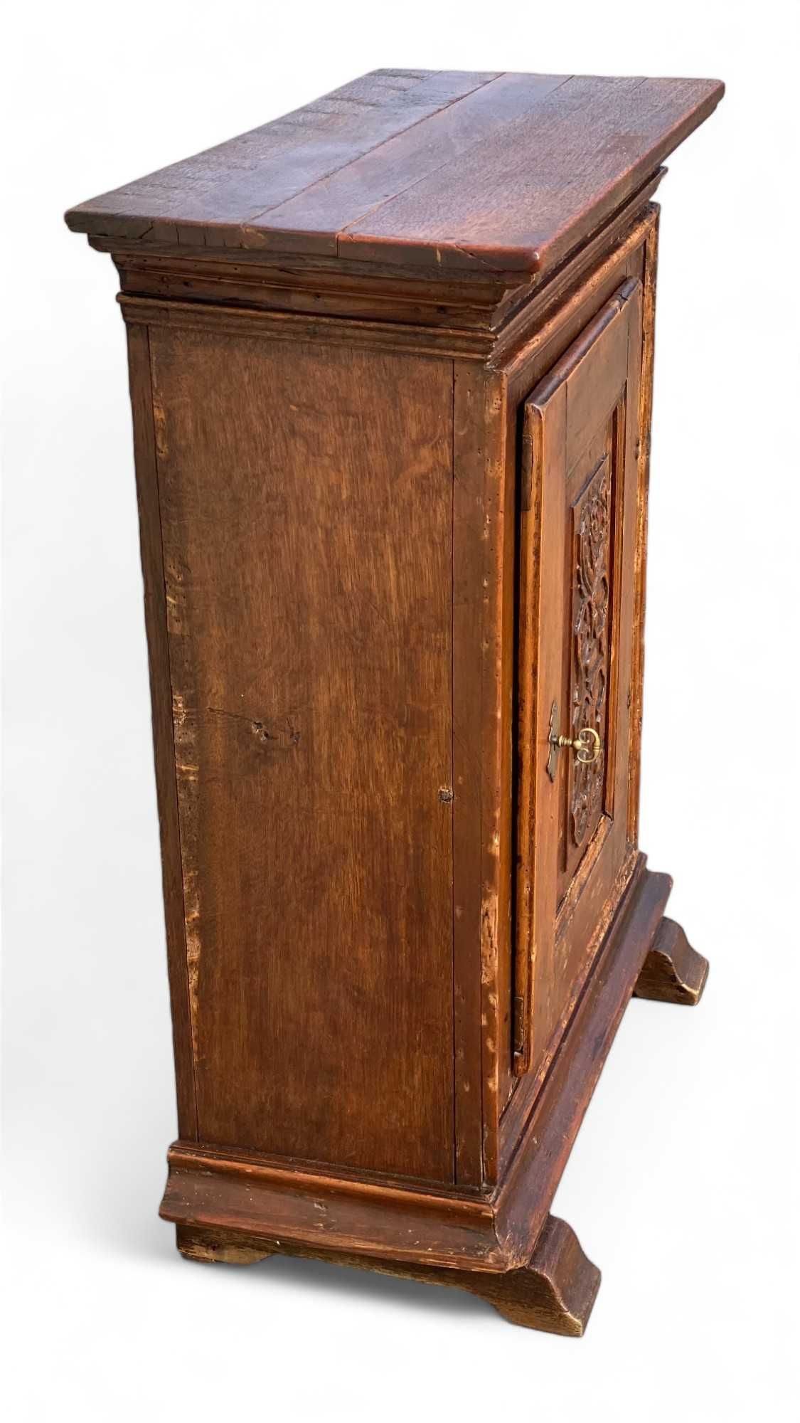 Mała stara szafka drewniana, zdobiona, stylowa komoda