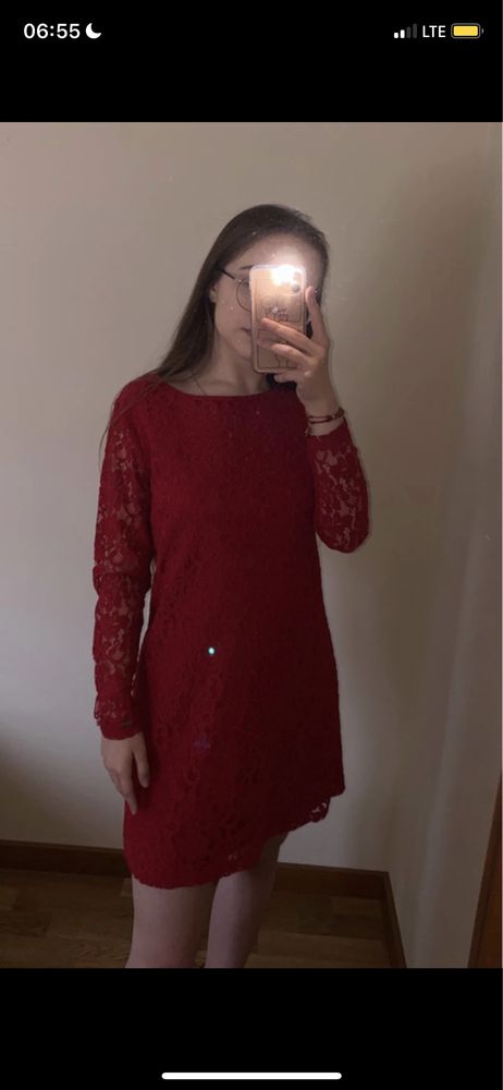 Czerwona sukienka z długim rękawem koronkowa mohito