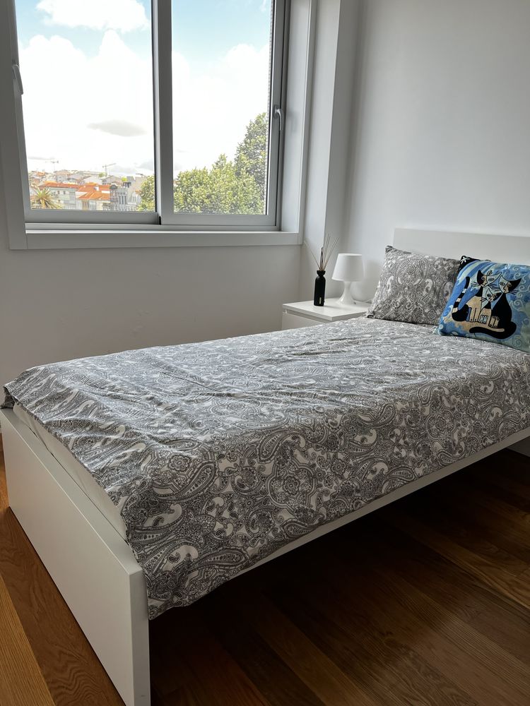 Cama Malm IKEA 90x200 com colchoe e mesa cabeceira Malm