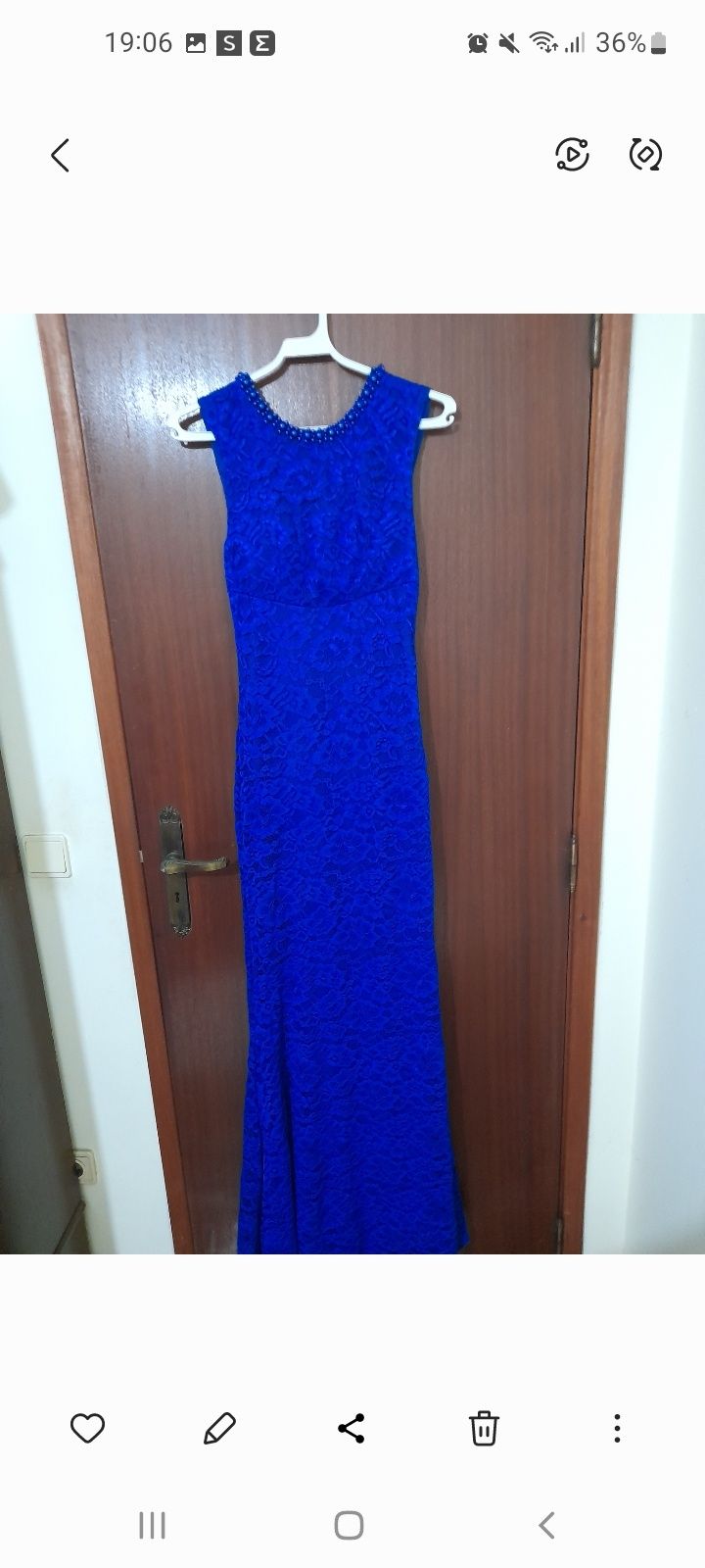 Vestido azul justo com cauda