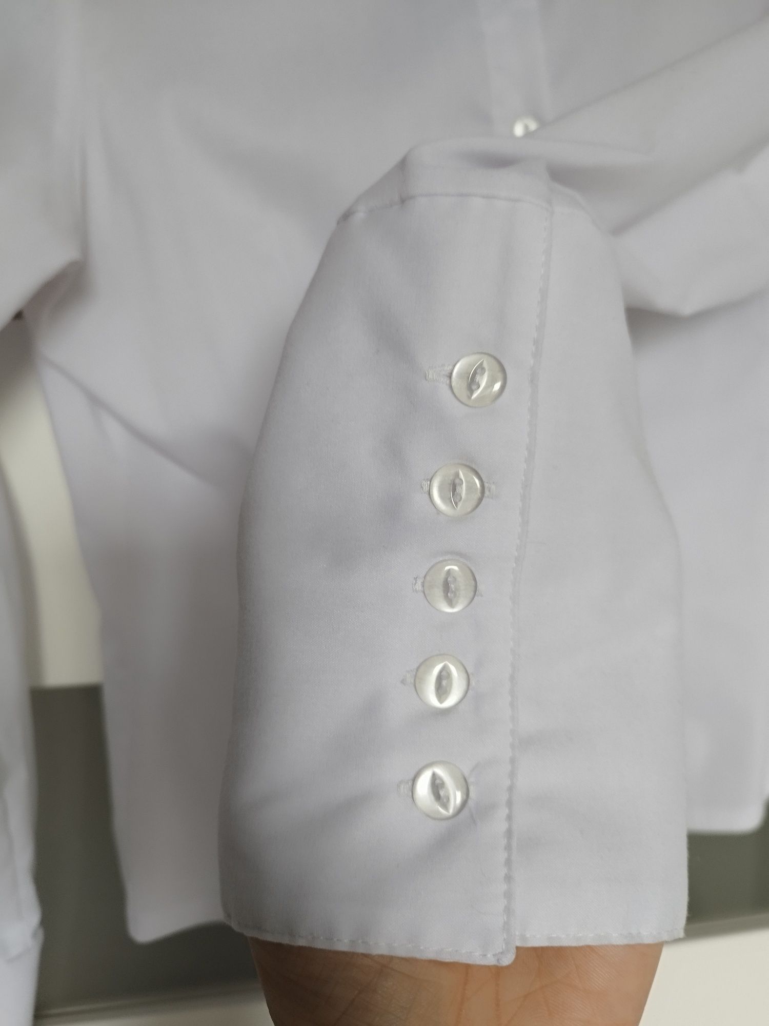 Biała klasyczna bluzka z wywijanymi mankietami roz.L,