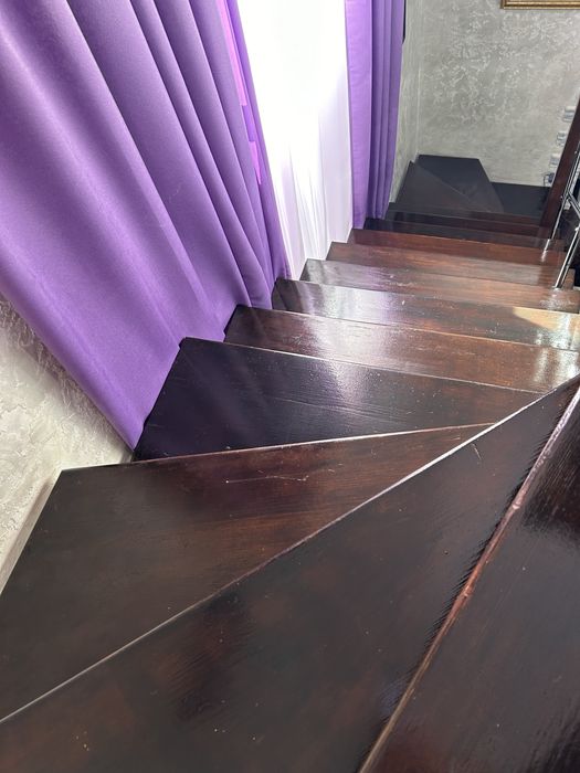 Сходи дерев'яні в будинок  б/у 15 штук із поручнями.