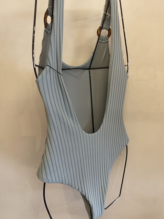 Cabides para roupa de mulher e fatos de banho