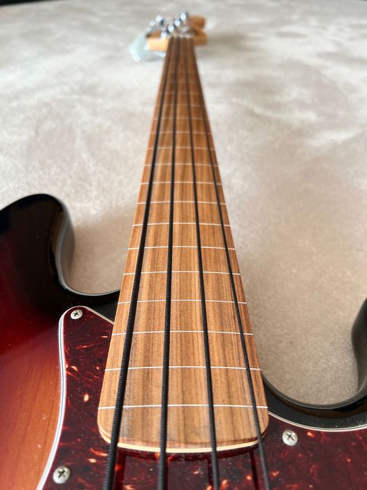 Vendo Fender Jazz Bass Fretless