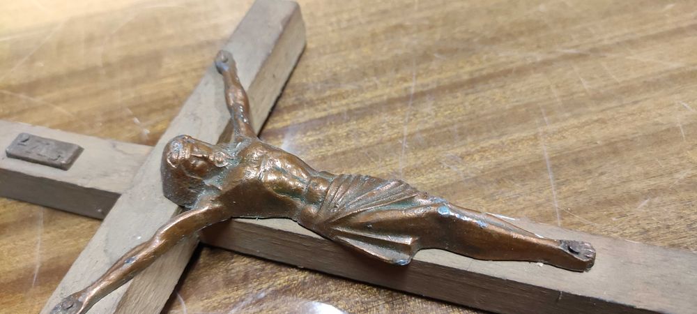 stary drewniany krzyżyk Jezus krucyfiks