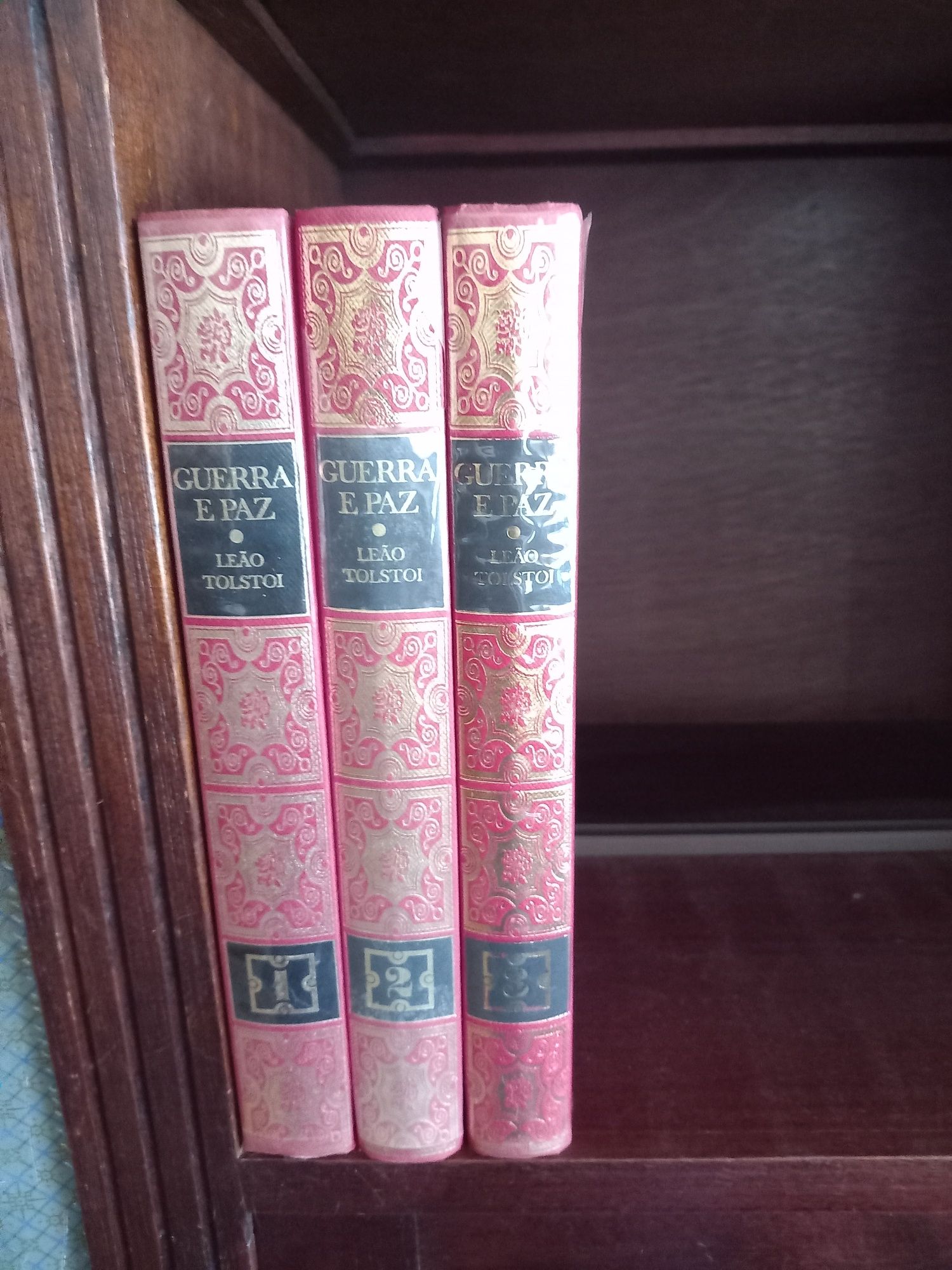 Várias coleções de livros.