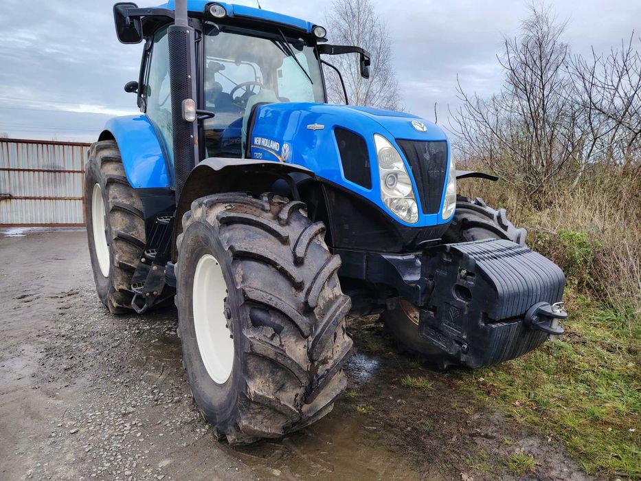 трактор New Holland 7070