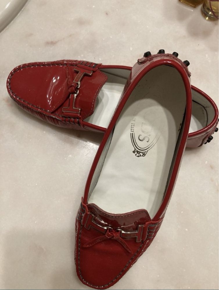 Sapatos tods vermelhos em pele